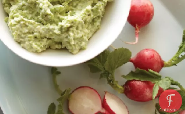 Molho de feijão Fava e queijo de cabra com rabanetes