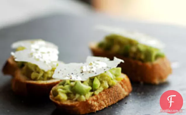 Crostini de feijão fava picado com receita de Pecorino