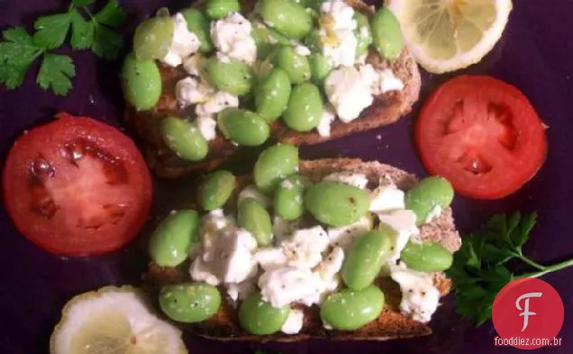 Crostini com feijão Fava e ricota Salata