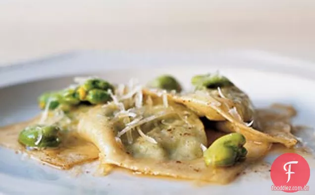 Ravioli recheado com feijão Fava, Ricota e hortelã com molho de manteiga marrom