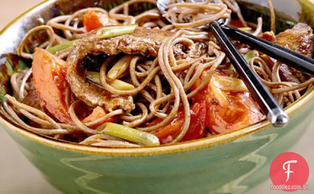 Soba com carne marinada e tomate