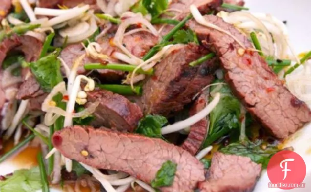 Bife de flanco marinado ao estilo tailandês e salada de ervas