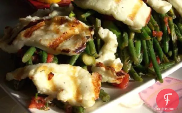 Halloumi assado, feijão, tomate e salada de aspargos