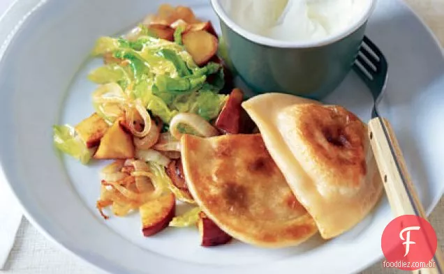 Pierogi de batata com repolho salteado e maçãs