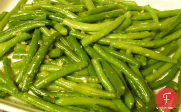 Feijão verde com alho, limão e salsa