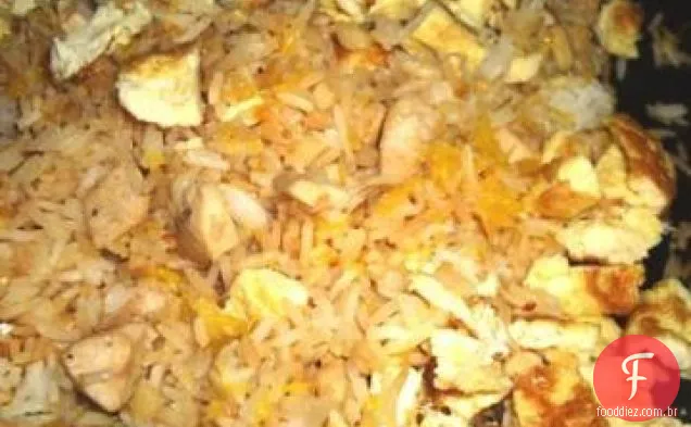 Arroz frito com frango e macadâmia