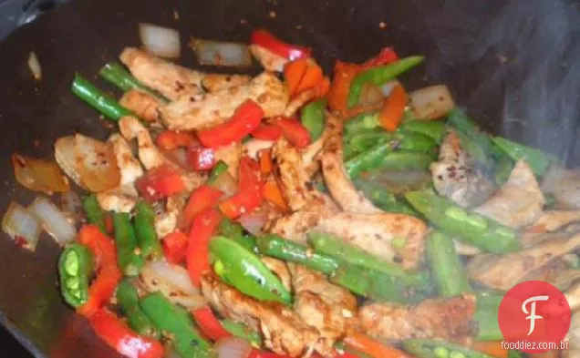 Fritar carne de porco e feijão verde com amendoim