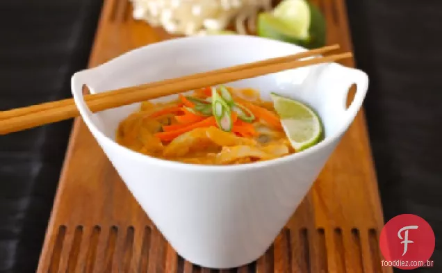 Curry vermelho, leite de coco e sopa tailandesa de macarrão de arroz