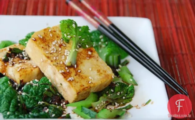 Tofu grelhado e verduras Asiáticas salteadas