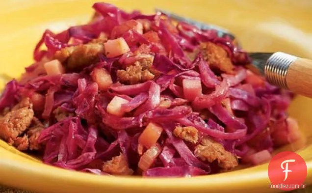 Repolho roxo refogado com salsicha e maçãs