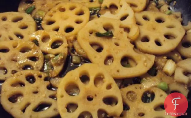 Raiz de lótus frita com gergelim e cebolinha