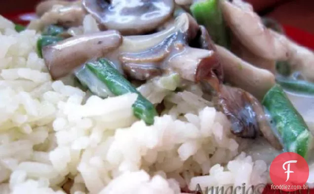 Frango Herbed cremoso e cogumelos com arroz