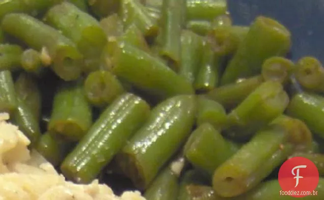 Feijão verde de uma lata que não tem gosto!