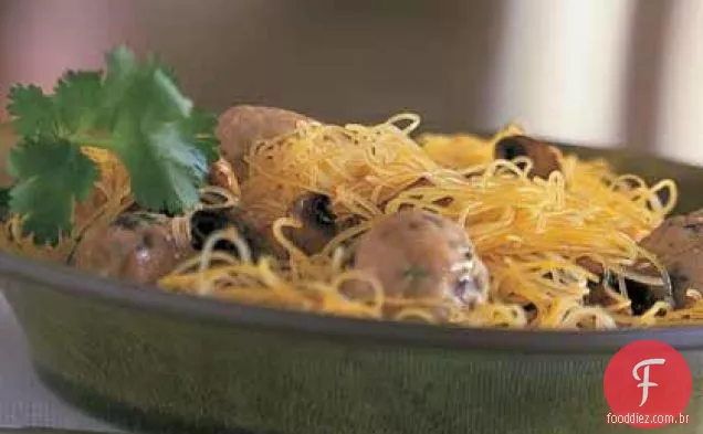 Almôndegas Asiáticas com cogumelos e macarrão de arroz