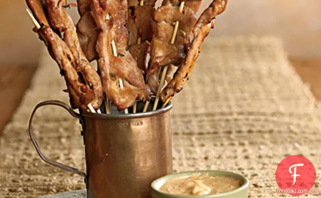 Satay de porco com molho de amendoim