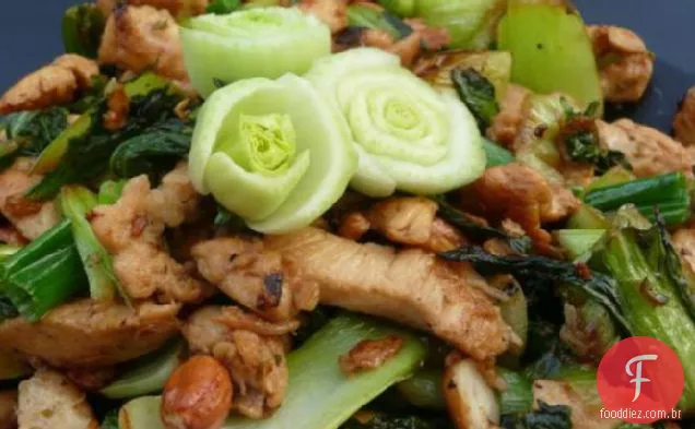 Frango frito picante com verduras e amendoim