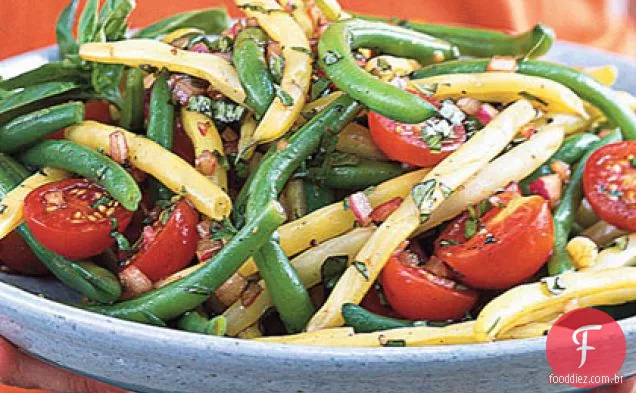 Salada mista de feijão-cereja com vinagrete de manjericão