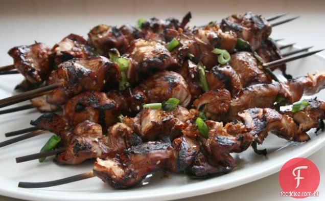 Tradicional comida de rua coreana com tradução de dakkochi de espetos de  frango coreanos