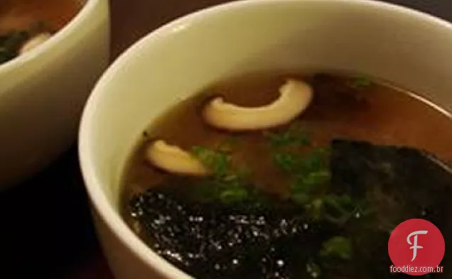 Sopa japonesa com Tofu e cogumelos