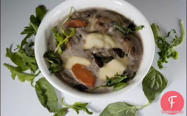 Sopa cremosa de cogumelos, cevada e feijão-Lima