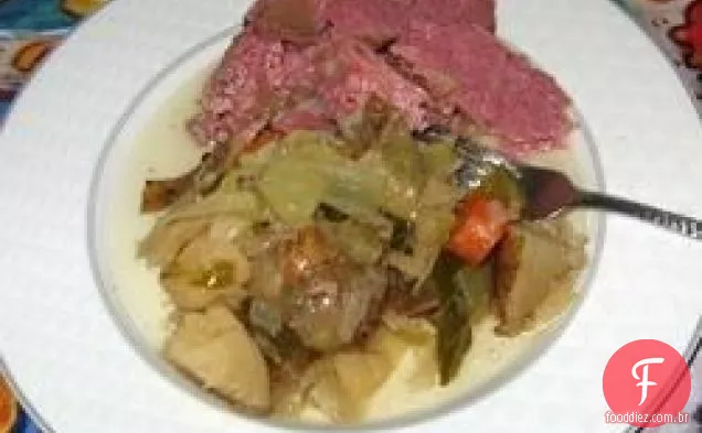 Fogão lento Corned carne e repolho