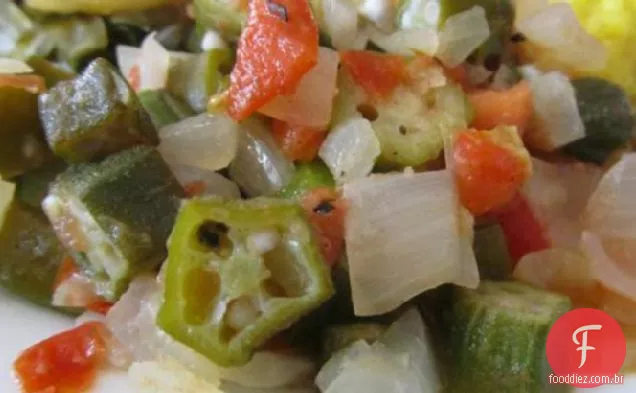 Quiabo e tomate com grãos do Paraíso