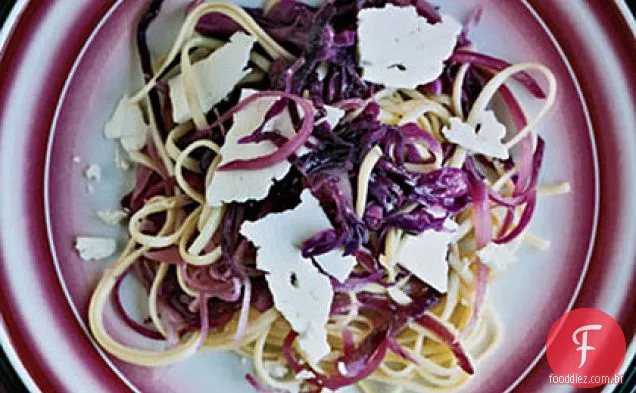 Linguine com repolho roxo