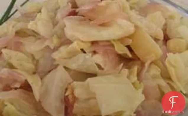 Repolho cremoso com maçãs e Bacon