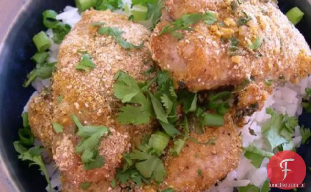 Frango Com Caril Tailandês Picante Incrustado Com Amendoim