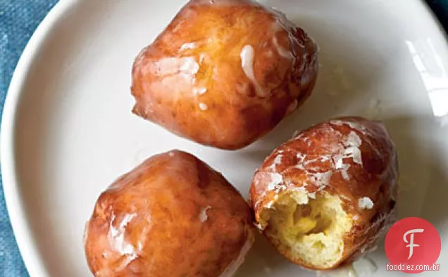 Buracos De Rosquinha De Creme Azedo Com Vidro De Bordo
