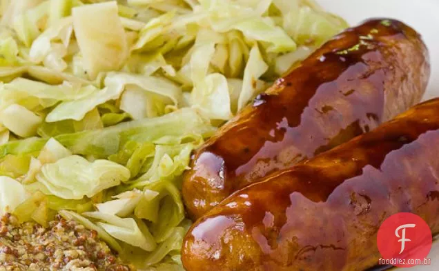 Linguiça De Frango Envidraçada Com Repolho Salteado