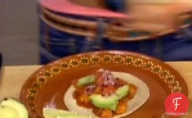Coco-guajillo escalfado taco de frutos do mar com Salsa Yucatan