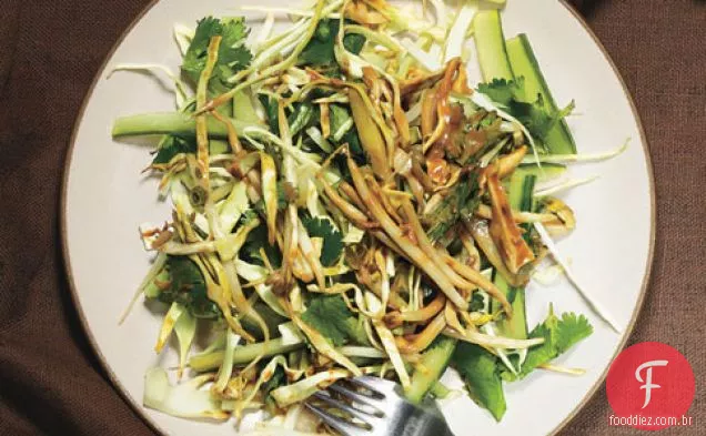 Salada de pepino e repolho com molho de Tamarindo