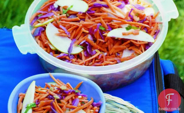 Cenoura, repolho e maçã Slaw com molho de limão cominho