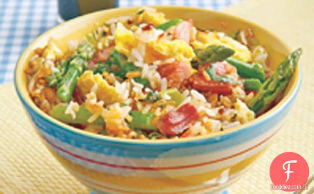 Arroz frito com presunto e aspargos
