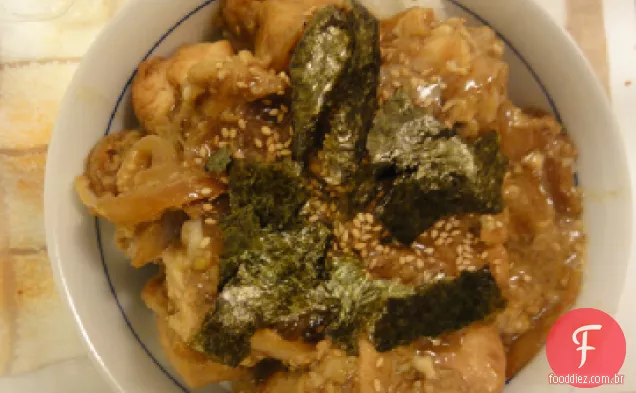 Oyako-don (tigela de arroz com frango e ovo)