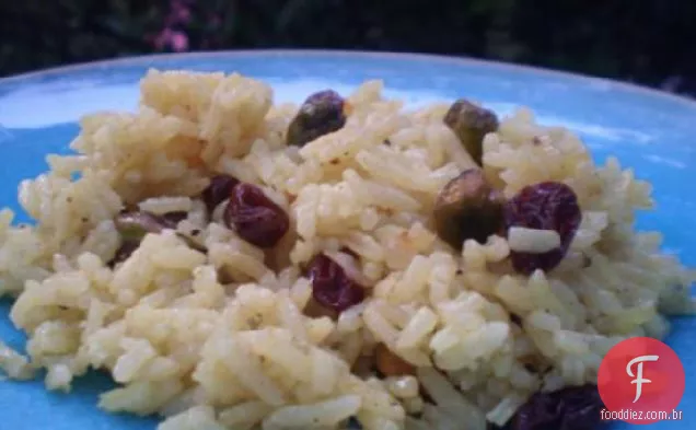 Arroz de açafrão doce indiano com passas e pistache