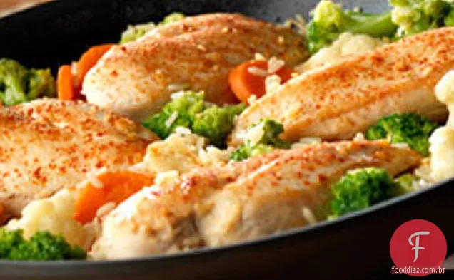 Frango com alho, vegetais e Frigideira De Arroz