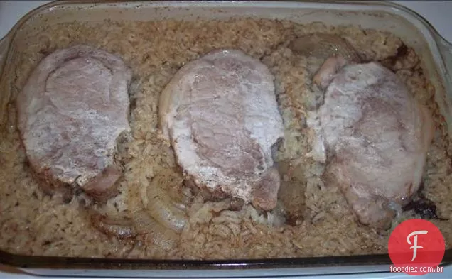 Costeletas de porco e arroz