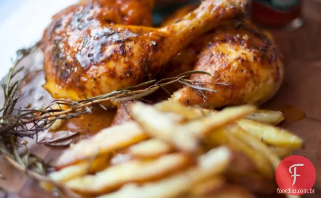 Frango Búfalo Spatchcocked Com Rosemary Chips Assado E Vermelho