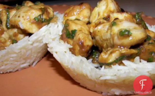 Curry de frango em caixas de arroz crocantes