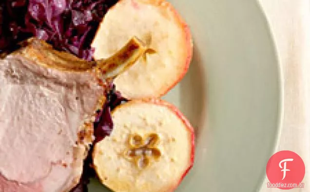 Carne De Porco Assada Com Maçãs Assadas E Repolho Roxo Refogado