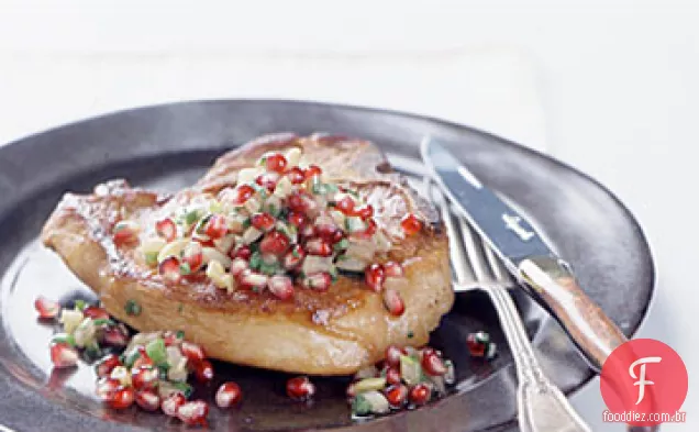 Costeletas de porco Panfried com romã e salsa de erva-doce