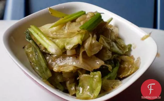 Saudável e delicioso: alface frita e repolho Salteado (Gomen)