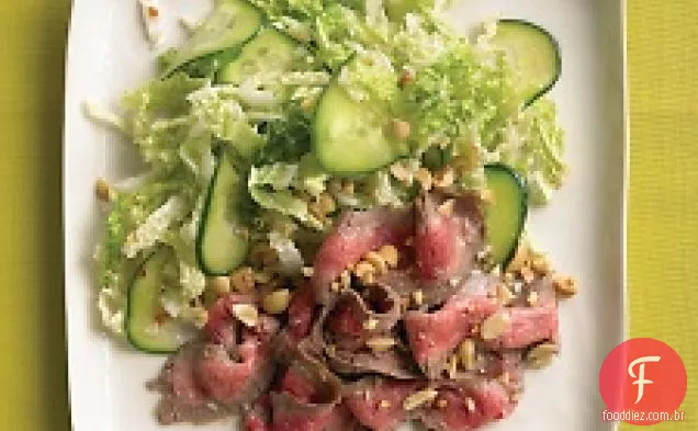Salada Asiática De Bife Com Pepino E Repolho Napa