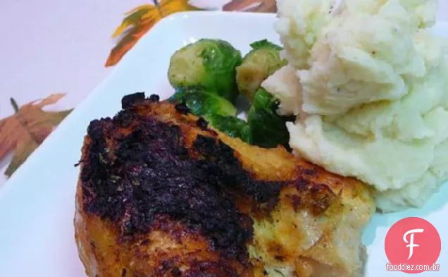 Frango assado doce e saboroso com abacaxi e estragão