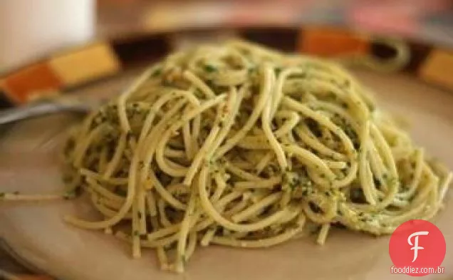 Espaguete com manjericão-pistache Pesto