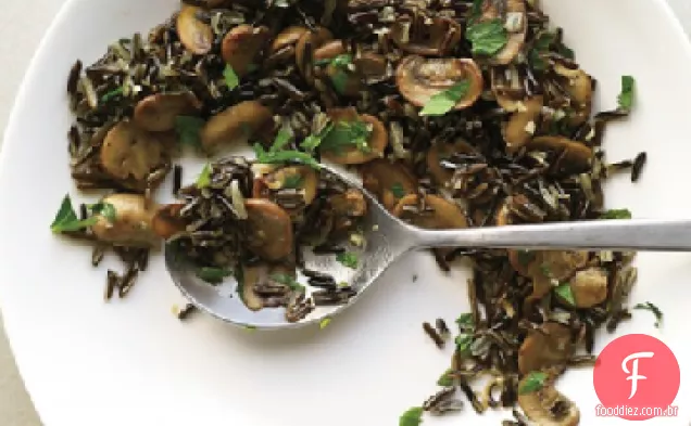 Arroz selvagem com cogumelos e salsa