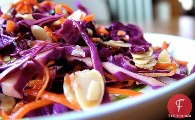 Salada De Repolho Roxo Com Groselhas, Cenouras E Amêndoas