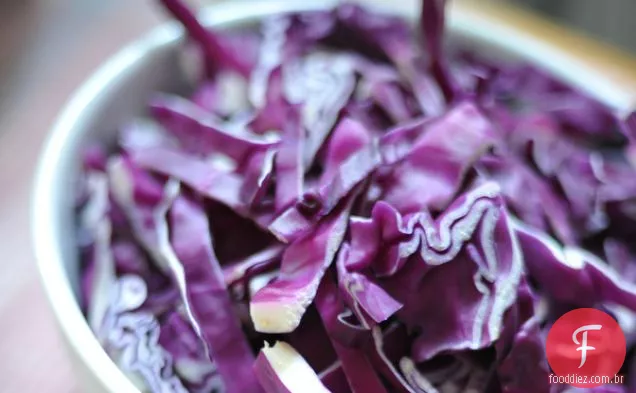 Salada De Couve Crua Com Repolho, Cenoura E Cebola